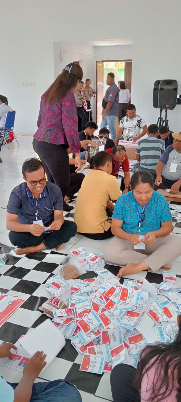 Pengawasan Hari Ke-2 Penyortiran dan Pelipatan Surat Suara Pada Aula KPU KKT