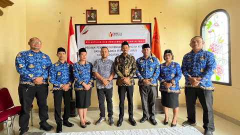 3 PPPK yang baru dilantik didampingi pimpinan Bawaslu kepulauan Tanimbar