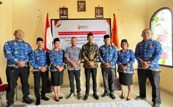 3 PPPK yang baru dilantik didampingi pimpinan Bawaslu kepulauan Tanimbar